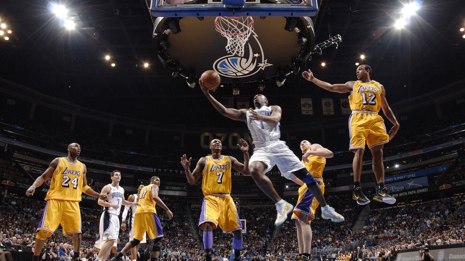爱游戏体育-怒火与失控，阿贾克斯主帅怒吼、皇马队员怒摔水瓶引爆赛场紧张时刻